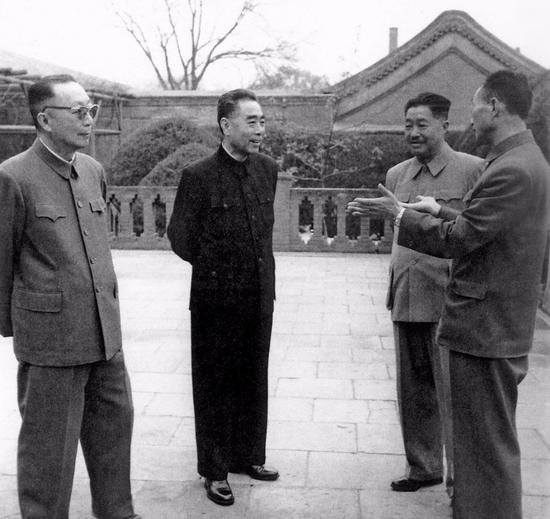 1963年4月，周恩来和专委会成员贺龙、聂荣臻、张爱萍等在中南海