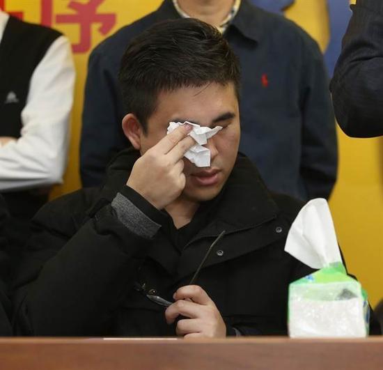 王炳忠在记者会上洒下泪水（图片来源：“中时电子报”）