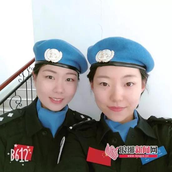 陈敏(左一)和队友张紫璇合影