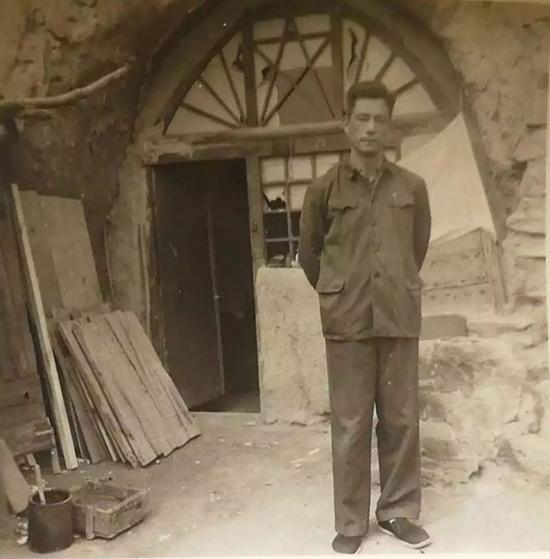 1972年,张沛重返延安时期的清凉山旧居。