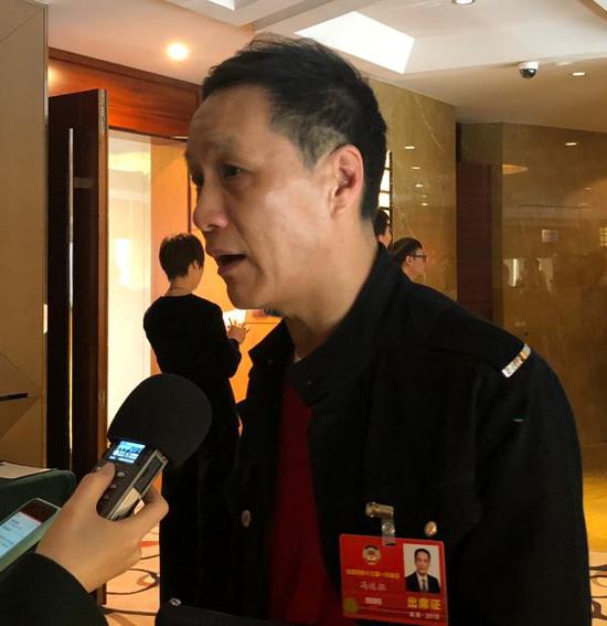全国政协委员冯远征接受采访。 澎湃新闻记者 官雪晖 图