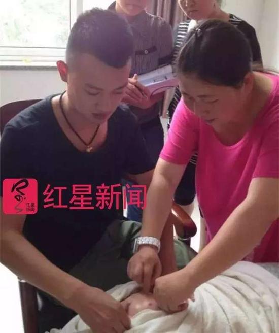 ▲施萍（右）在给杨德军（左）授课，图中为假人模型    受访者供图
