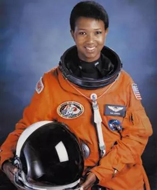 梅 卡罗尔 杰米森 Dr。 Mae C.Jemison