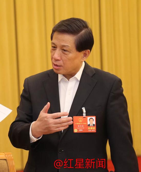 ▲3月4日,十三届全国人大一次会议在人民大会堂新闻发布厅举行新闻发布会,大会发言人张业遂接受红星新闻采访。图片来源:红星新闻