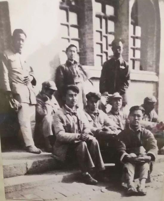 1939年冬,张沛(前排右一)于桥儿沟鲁艺文学系学习。