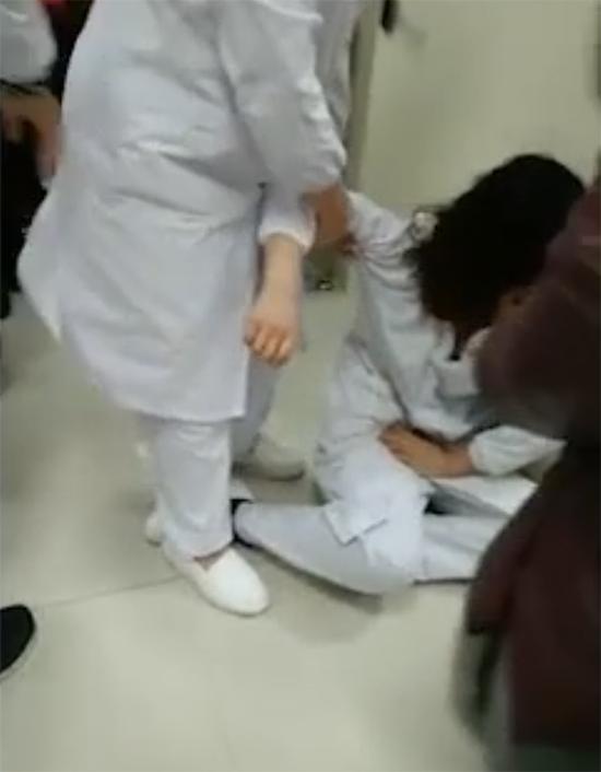 澎湃新闻:城管局局长夫人脚踹怀孕护士 警方:将被行政拘留