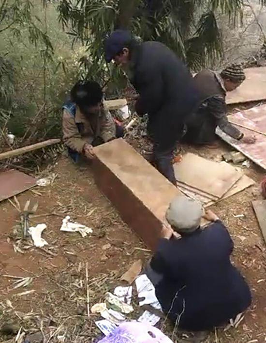 出事后,亲戚邻居使用几年前建房剩下的木板做成“棺材”。