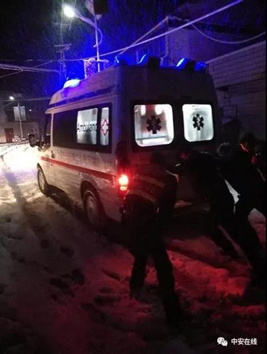 合肥雪大,道路难行