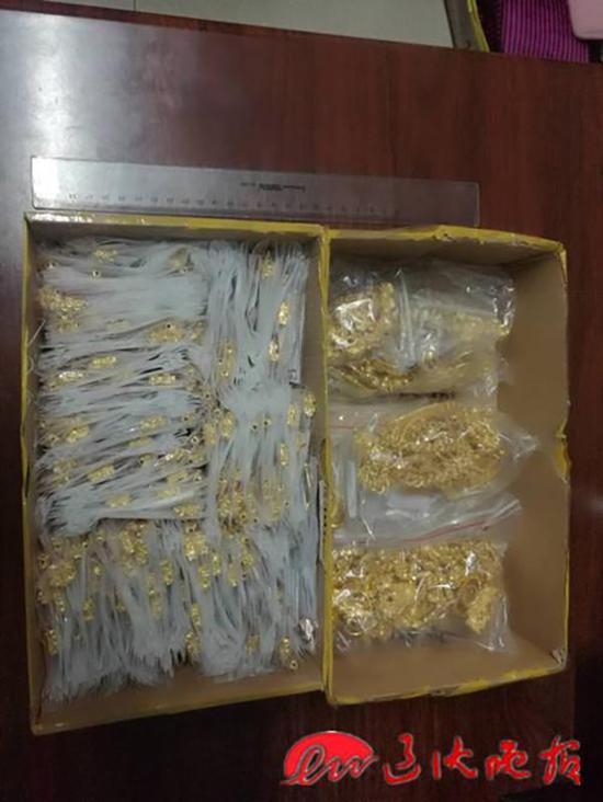 澎湃新闻:女子打车遗忘2.58公斤黄金饰品被找回 价值百余万