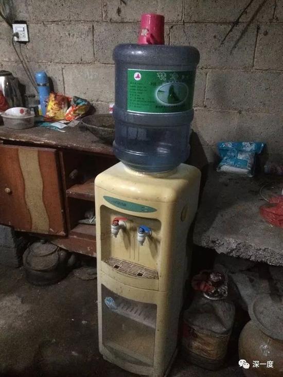 团结镇老王寨村，多数村民家买桶装水喝。