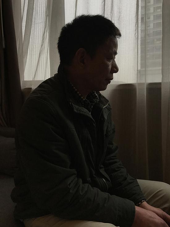 在过去等死的日子,钟啸伟习惯每天拉上窗帘。 澎湃新闻记者 谢寅宗 图