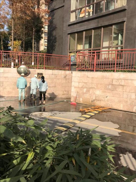 保洁人员正在清洗血迹 澎湃新闻记者 邱海鸿 图