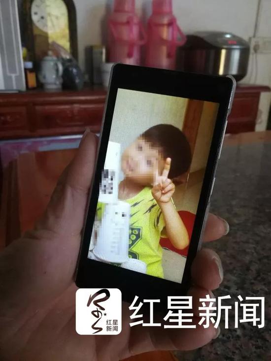 ▲爷爷许乐亭的手机里,还存着龙龙的照片 图片来源:红星新闻