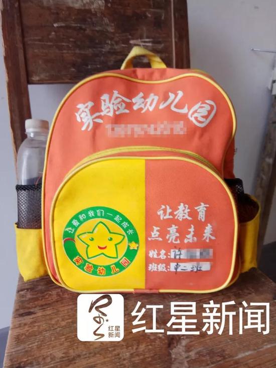 ▲龙龙的书包还留在教室里 图片来源:红星新闻