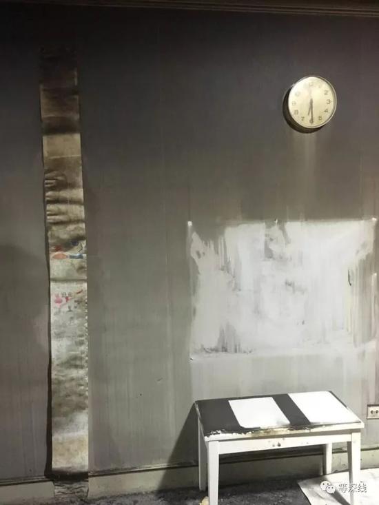 母子四人遇难的北侧女儿房内,时钟永远停摆在6月22日早晨6点半。时钟边,挂着喜欢画画和跳舞的阳阳画的漫画,三个孩子在城堡里玩耍。钟表下,是原本放钢琴的地方,阳阳后来在房内练舞,将钢琴搬到客厅,钢琴也逝于此次大火。 《等深线》记者 封莉 摄影