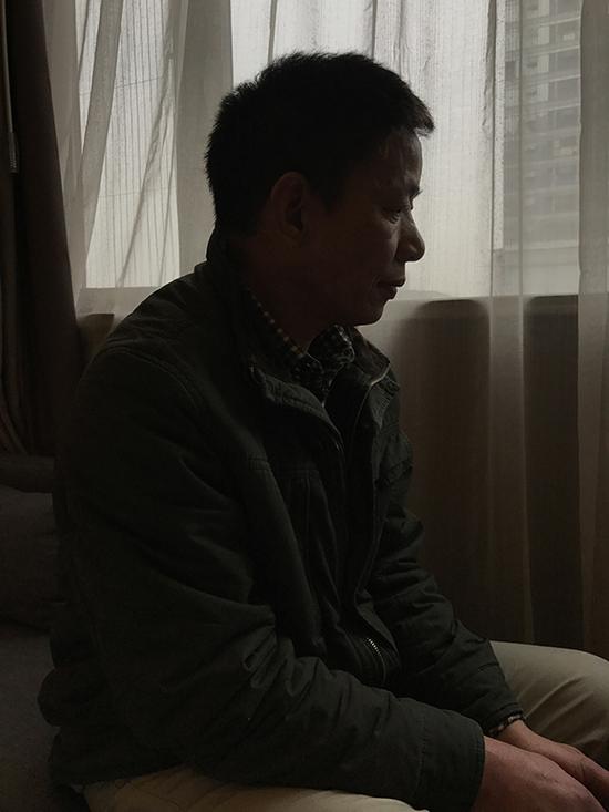 在过去等死的日子,钟啸伟习惯每天拉上窗帘。 澎湃新闻记者 谢寅宗 图