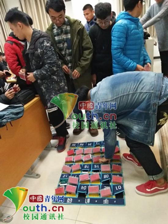 学生正在用手机换席卡。