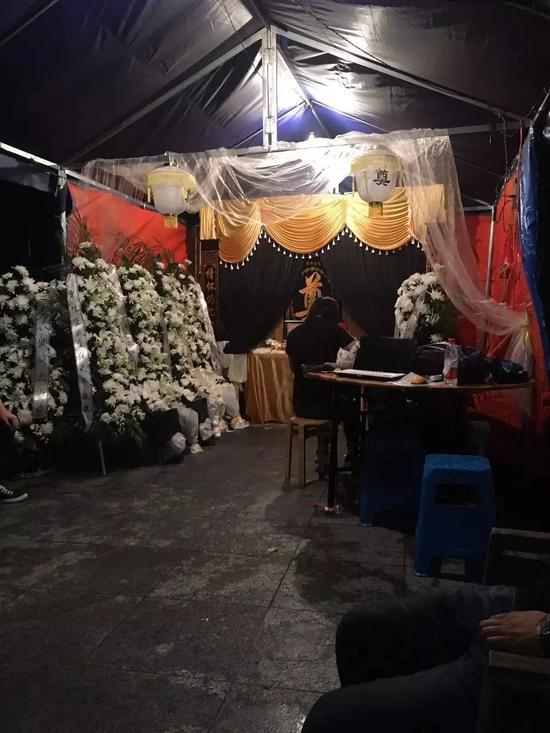 ▲6月24日,小区内搭建的临时灵堂。新京报记者王婧祎摄