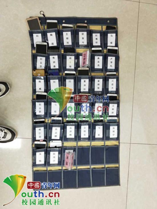 手机袋中的手机和席卡。本文图片 中国青年网通讯员 陈新星 摄