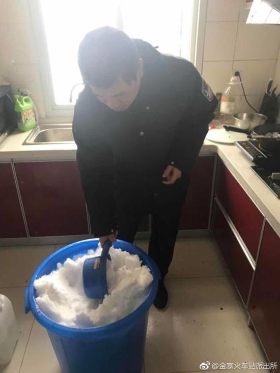 安徽金寨火车站驻站点民警融化积雪作生活用水。微博@金寨火车站派出所 图