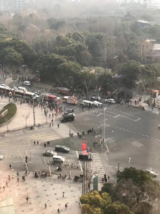 2月2日上午,上海人民公园门口,一辆着火面包车冲上人行道。 朱迪 摄