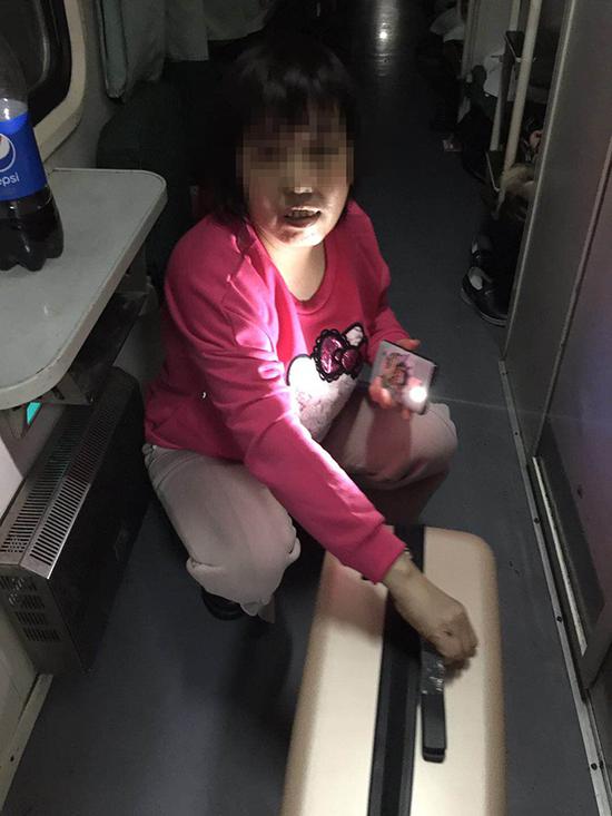 澎湃新闻:女子6万血汗钱列车上遗失 乘警介入帮她找回(图)