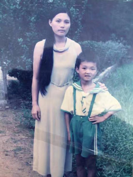 吴永宁儿时与妈妈的合影。 来源：吴永宁QQ空间