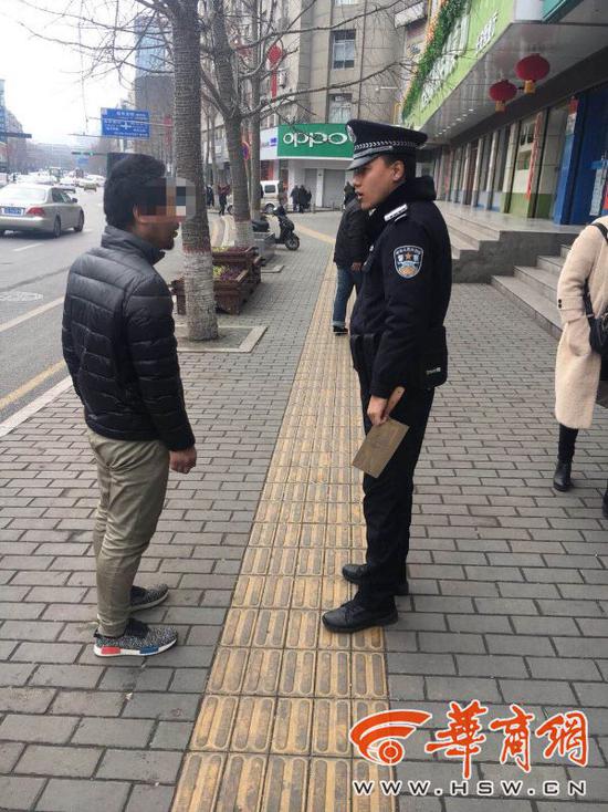 陕西男子大街上手持菜刀步行 引行人高度恐慌(图)