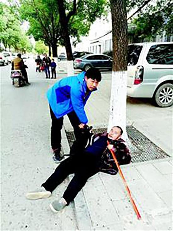 想扶老人怕被訛 男子先拍照取證再扶起路邊摔倒老人