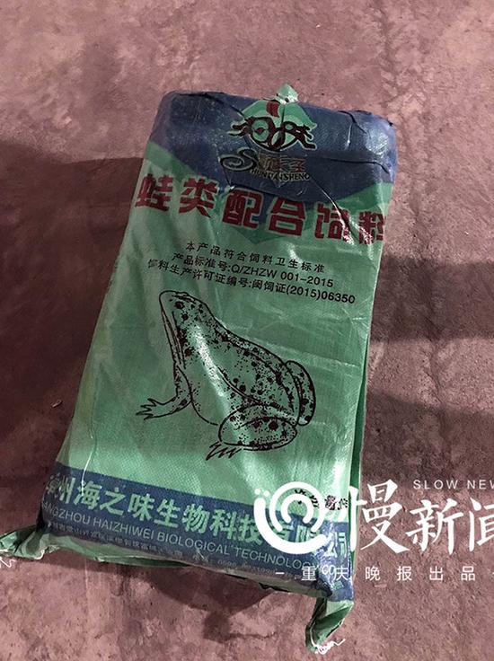 假烟被伪装成各种货物，被火眼金睛的稽查队员查获。