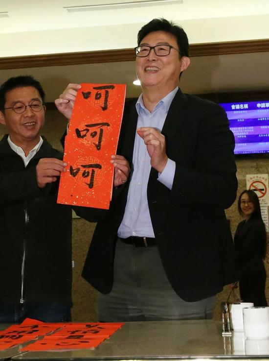 姚文智用春联作答,里面还掺杂了简体字。台媒图