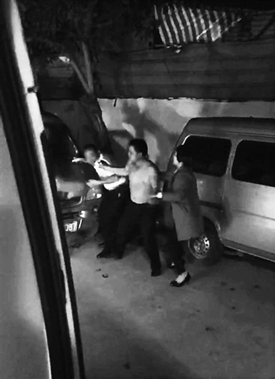 澎湃新闻:男子借酒意打伤120司机 曾取消救护车再要求派车