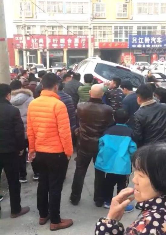 车祸现场学生被压车下 围观群众共同抬车救人(图)