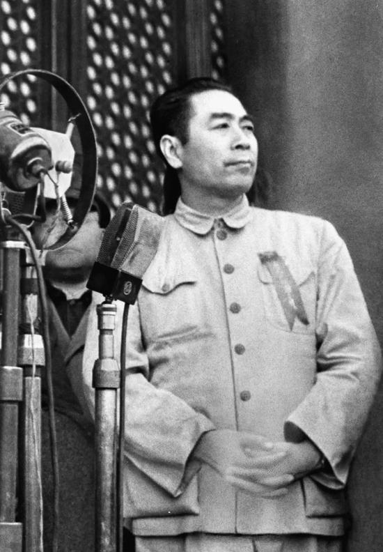 1949年10月1日,周恩来在北京天安门城楼上参加中华人民共和国成立大典。同日,在中央人民政府委员会第一次会议上,周恩来被任命为政务院总理兼外交部长。新华社发