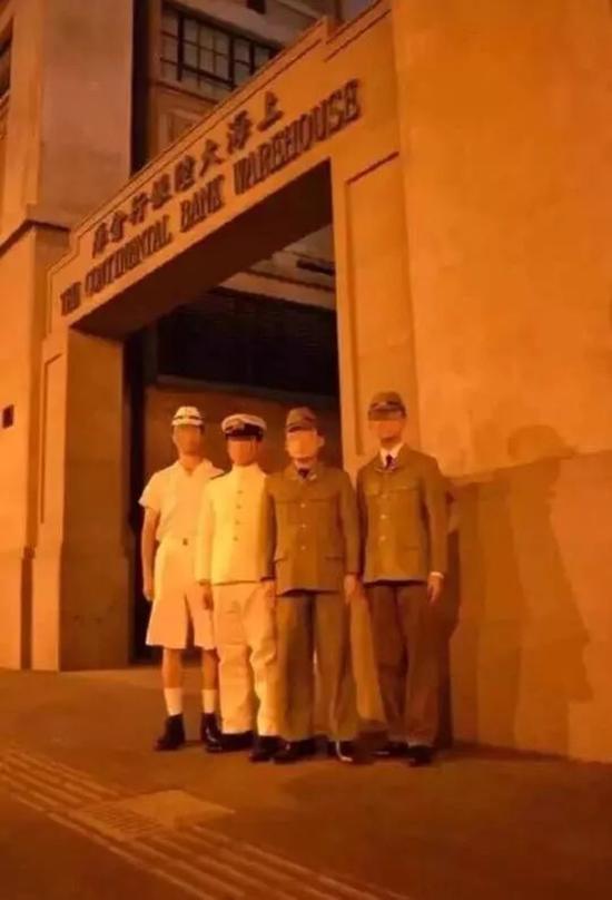去年8月,四名男子身着二战日军制服在上海四行仓库门口拍照