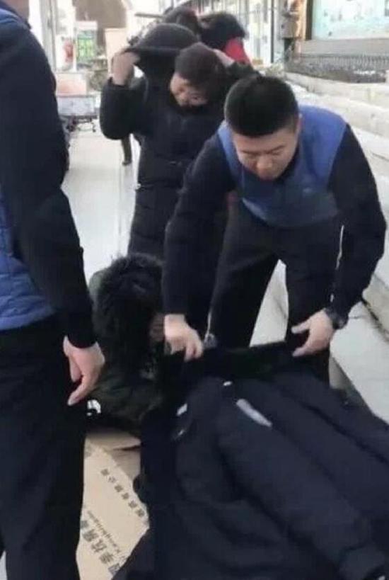 澎湃新闻:老太手臂摔骨折躺地 民警脱下棉衣给老人取暖
