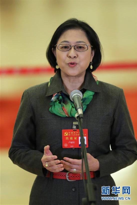 2017年10月,卢丽安在人民大会堂“党代表通道”接受媒体采访。新华网 资料图