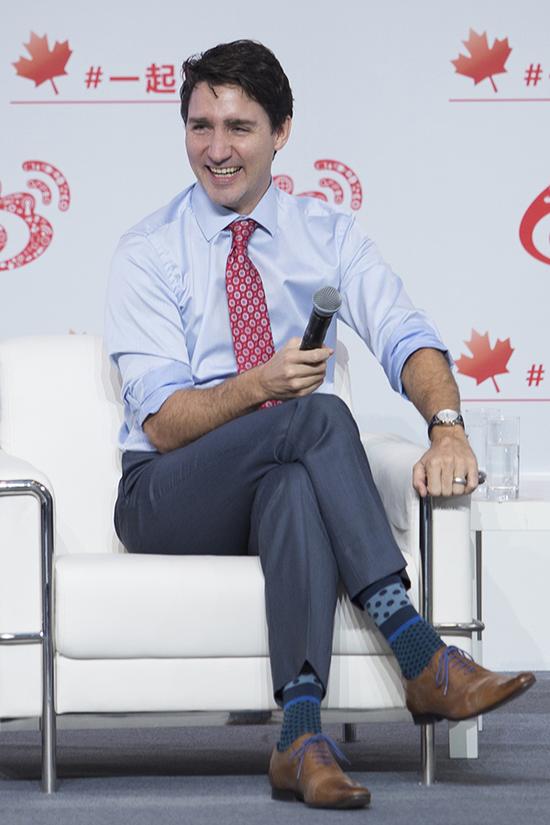 2017年12月4日,北京,正在中国访问的加拿大总理贾斯廷·特鲁多(Justin Trudeau)前往新浪总部,与中国旅游达人谈加拿大旅游。 视觉中国 图
