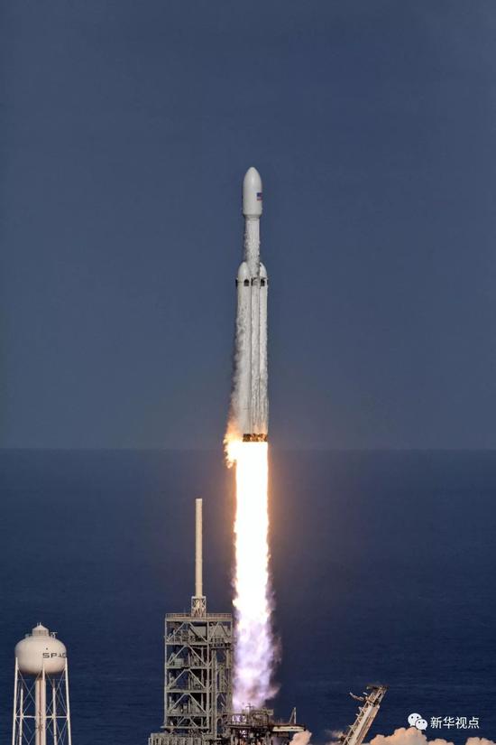 2月6日，“猎鹰重型”运载火箭从美国佛罗里达州肯尼迪航天中心发射升空