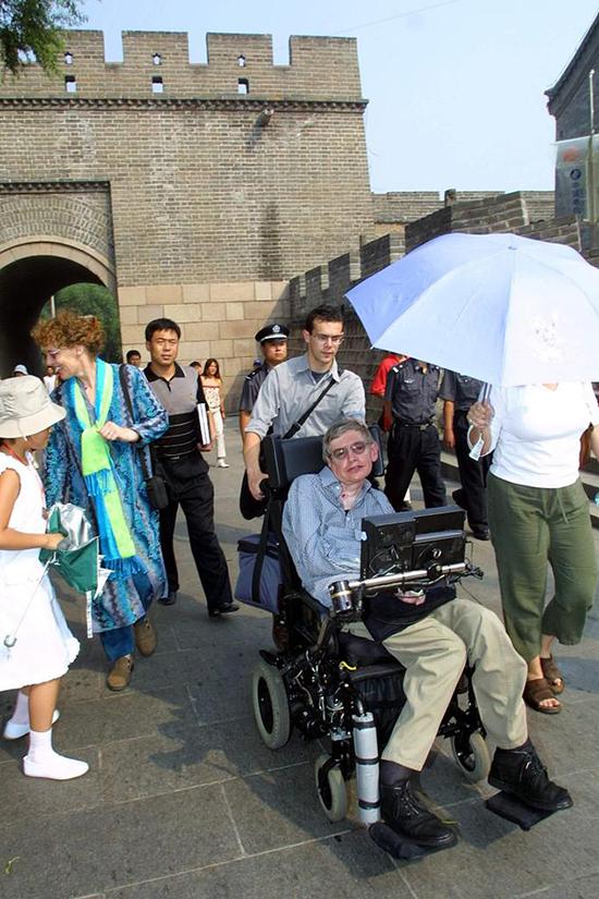 2002年8月21日,当今世界上最重要的广义相对论家和宇宙家斯蒂芬·霍金参观了北京八达岭长城。 视觉中国 资料图