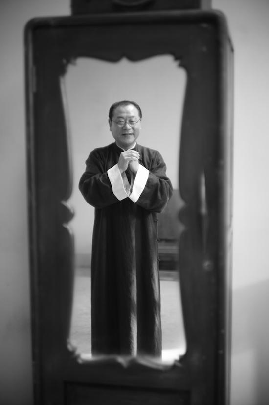11月,根据老舍同名原著改编的《不成问题的问题》终于上映。电影通过农场主的更替,揭露了很多现实问题。范伟因此片获得了2016年台湾金马奖最佳男主角。