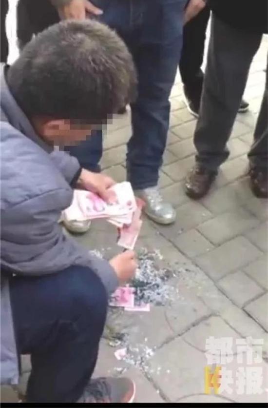 目击者说,男子大概四十多岁,在烧钱之前他还专门跑到附近的商店买了东西。