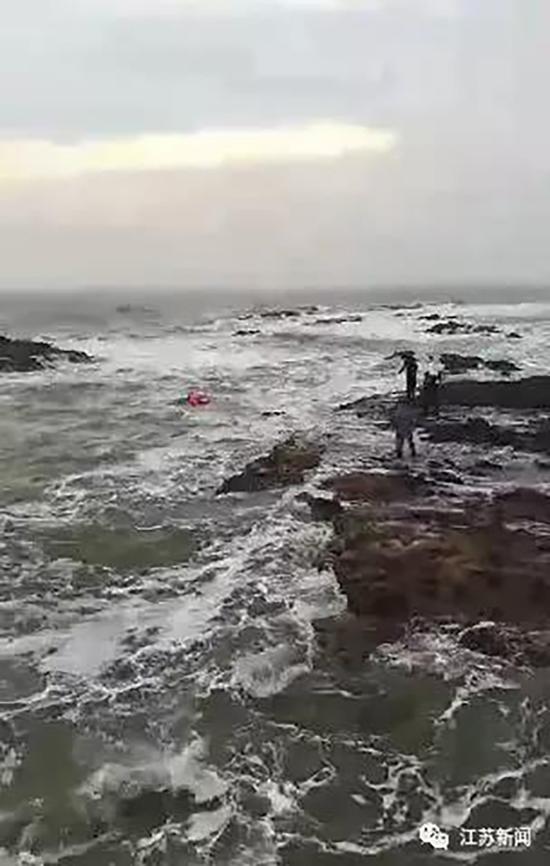 澎湃新闻:两名游客观海景入迷被困礁石 军官跳海营救被冻晕