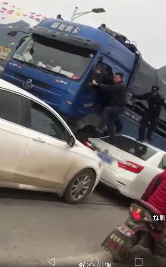 澎湃新闻:广西一货车司机连撞10余车逃逸:警车被撞辅警落水