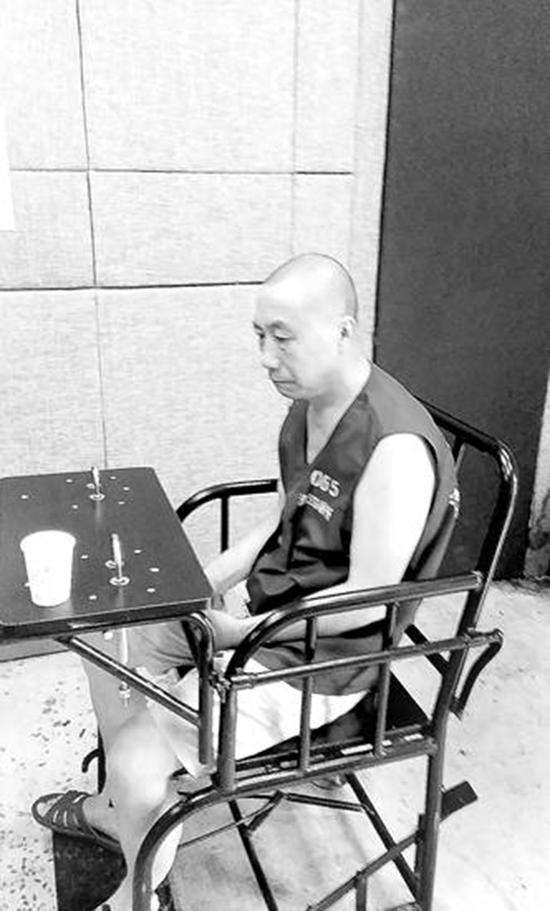邓清平在看守所接受办案人员询问