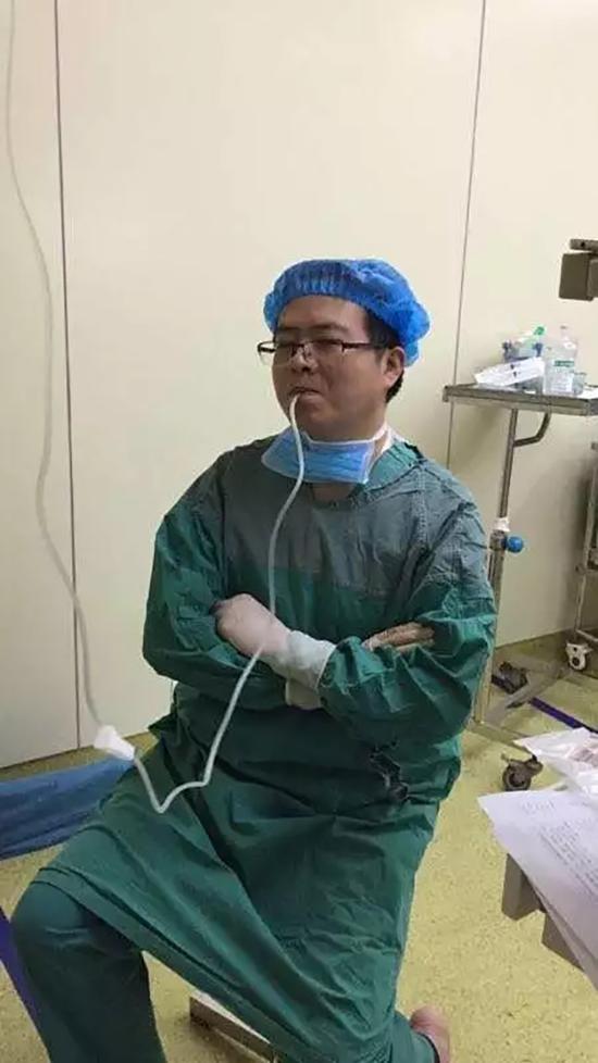外科医生曹靖正在补充葡萄糖。  网友供图