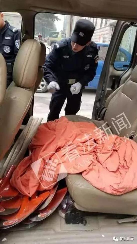 请注意图中的铁锹和袋子