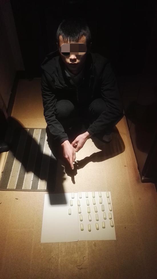 犯罪嫌疑人蒋成(化名)体内携带的毒蛋。警方供图