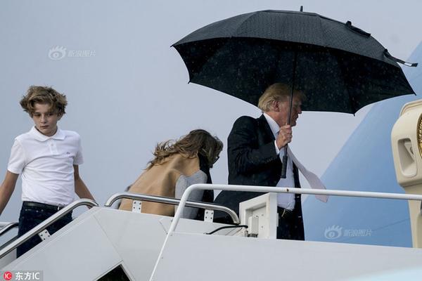 新浪图片《政面》22期：特朗普撑伞前面走妻儿淋雨跟在后