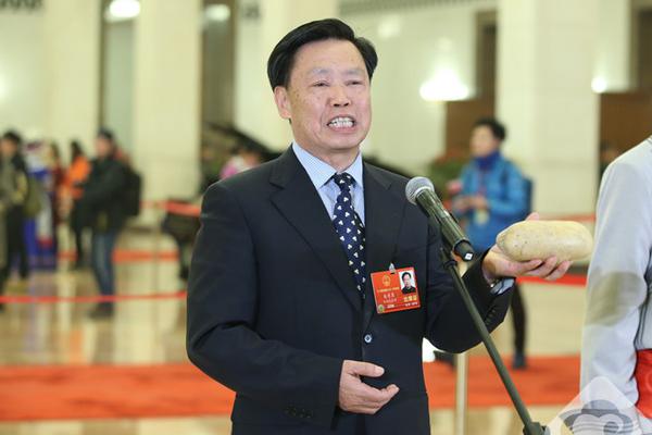 义写春联“福”送居民